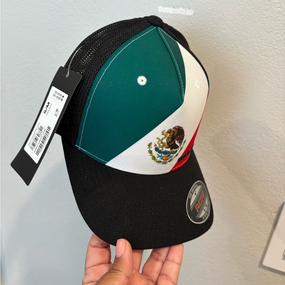 Oakley Indy Passport Mexico Trucker Stretch-Fitted Cap Size Small/Medium NWT
